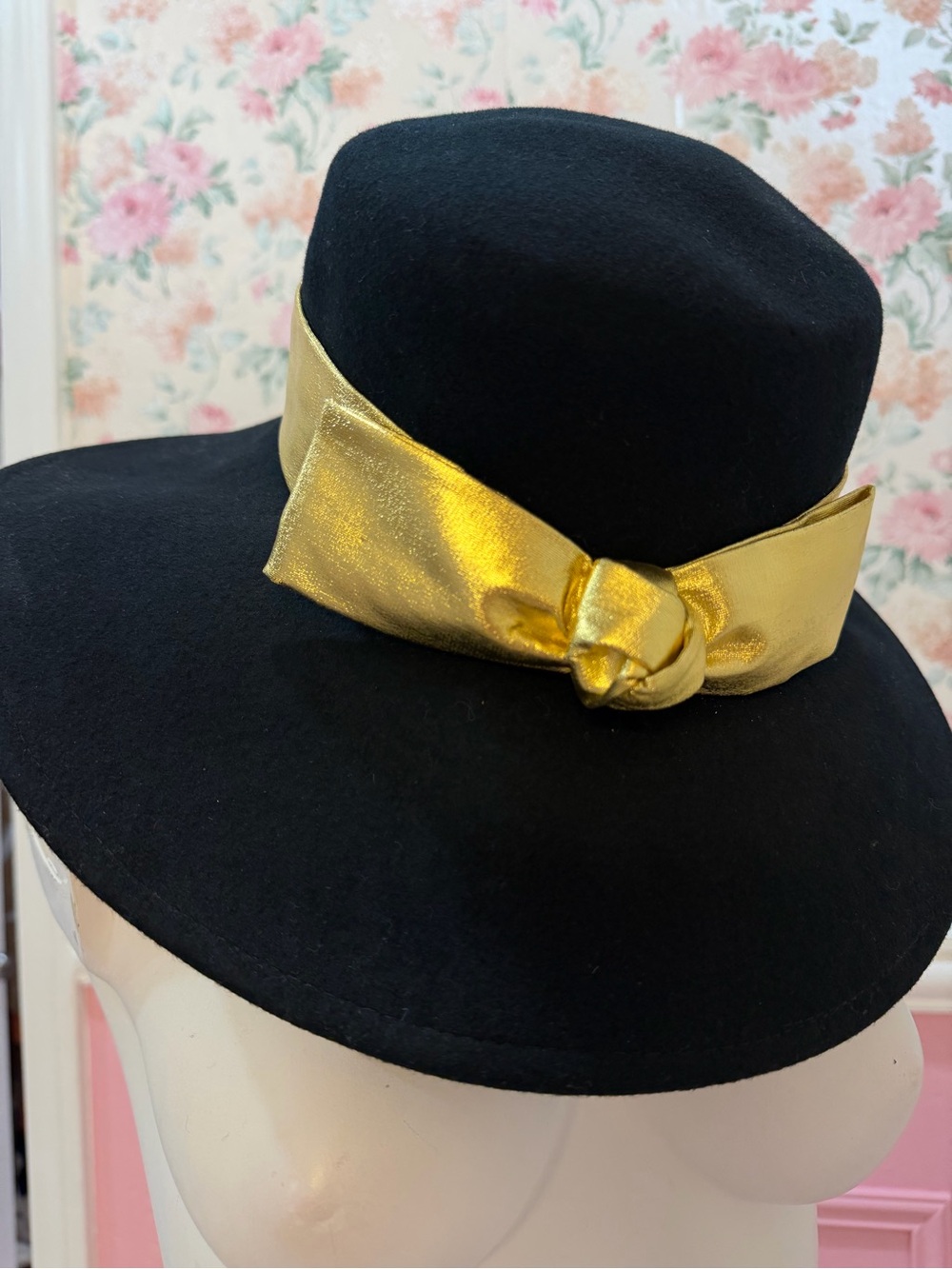 VintageElegant Black Wide-Brim Hat with Gold Bow Accent